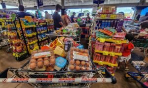 12/06/2026 - Brasília - Consumidores enfrentam longas filas nos caixas de um grande mercado atacadista para finalizar suas compras. Diante do cenário de inflação acumulada e da constante alta de preços nos itens básicos de alimentação, a busca por qualquer tipo de desconto ou promoção tornou-se estratégia essencial para aliviar o orçamento das famílias.Foto: Rafa Neddermeyer/Agência Brasil
