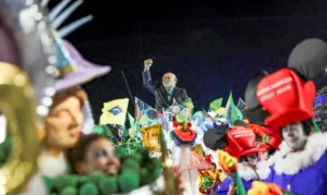 A carnival float depicting Brazil's President Luiz Inacio Lula da Silva is displayed as revellers from the Academicos de Niteroi samba school perform during the Carnival in Rio de Janeiro, Brazil, February 15, 2026. REUTERS/Ricardo Moraes