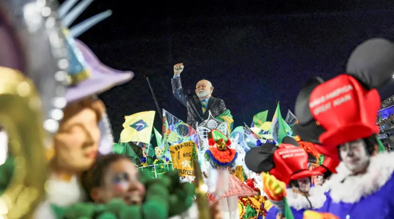 A carnival float depicting Brazil's President Luiz Inacio Lula da Silva is displayed as revellers from the Academicos de Niteroi samba school perform during the Carnival in Rio de Janeiro, Brazil, February 15, 2026. REUTERS/Ricardo Moraes