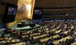 O embaixador de Israel nas Nações Unidas, Gilad Erdan, fala em uma sessão especial de emergência da Assembleia Geral das Nações Unidas sobre o conflito em curso entre Israel e o Hamas na sede da ONU em Nova York, EUA, em 26 de outubro de 2023. REUTERS/Mike Segar
