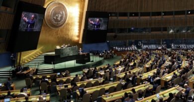 O embaixador de Israel nas Nações Unidas, Gilad Erdan, fala em uma sessão especial de emergência da Assembleia Geral das Nações Unidas sobre o conflito em curso entre Israel e o Hamas na sede da ONU em Nova York, EUA, em 26 de outubro de 2023. REUTERS/Mike Segar