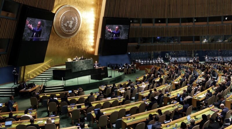 O embaixador de Israel nas Nações Unidas, Gilad Erdan, fala em uma sessão especial de emergência da Assembleia Geral das Nações Unidas sobre o conflito em curso entre Israel e o Hamas na sede da ONU em Nova York, EUA, em 26 de outubro de 2023. REUTERS/Mike Segar