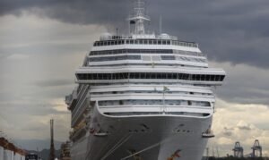 O navio de cruzeiros Costa Fascinosa aporta no Pier Mauá com casos de covid-19 entre tripulantes e passageiros, que desembarcam para cumprir quarentena na cidade.