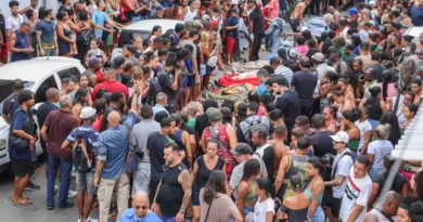 Rio de Janeiro (RJ), 22/12/2025 - Retrospectiva 2025 - Foto feita em 28/10/2025 - Dezenas de corpos são trazidos por moradores para a Praça São Lucas, na Penha, zona norte do Rio de Janeiro. Operação Contensçao. Foto: Tomaz Silva /Agência Brasil