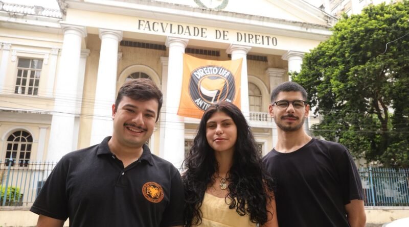 Rio de Janeiro (RJ), 29/10/2026 – Os estudantes de direito da Universidade Federal Fluminense (UFF), Simão Gabriel, Valentina Cruz e João Paulo Pimenta posam para fotografia em frente a universidade, no bairro do Ingá, em Niterói (RJ). Foto: Tomaz Silva/Agência Brasil