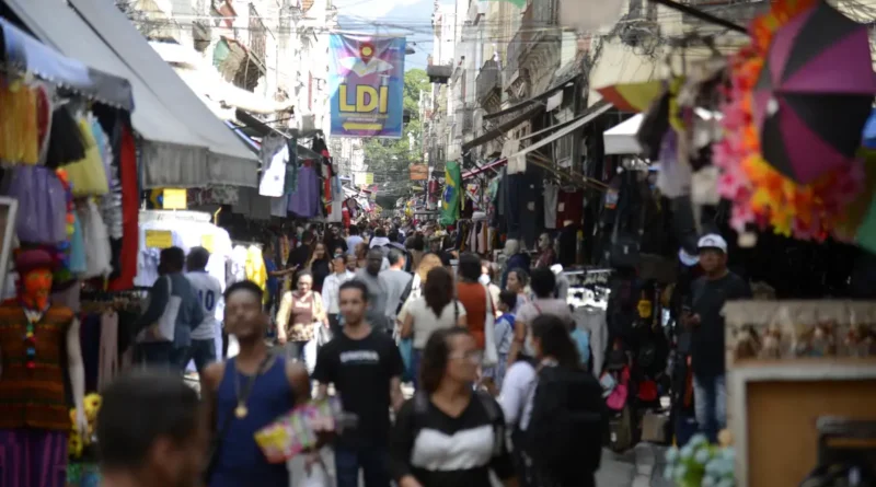Pedestres nas ruas na tradicional área de compras do Saara, no centro do Rio de Janeiro
