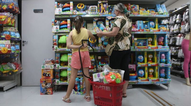 São Paulo (SP), 19/12/2023 - Movimento de consumidores na loja Armarinhos Fernando da rua 25 de Março. Foto: Rovena Rosa/Agência Brasil