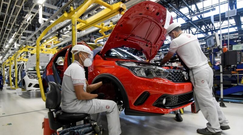 Os trabalhadores da montadora Fiat Chrysler Automobiles constroem um modelo Argo 2020, em meio à disseminação da doença por coronavírus (COVID-19), na fábrica de montagem em Betim