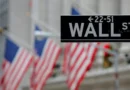 Placa em frente à Bolsa de Valores de Nova York sinaliza Wall Street REUTERS/Andrew Kelly